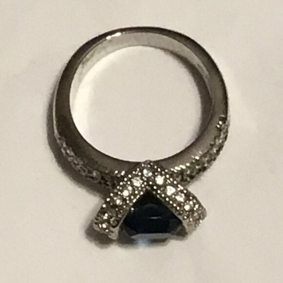 Vintage and very lovely Avon ring w/ large blue and small clear rhinestones - Picture 8 of 9